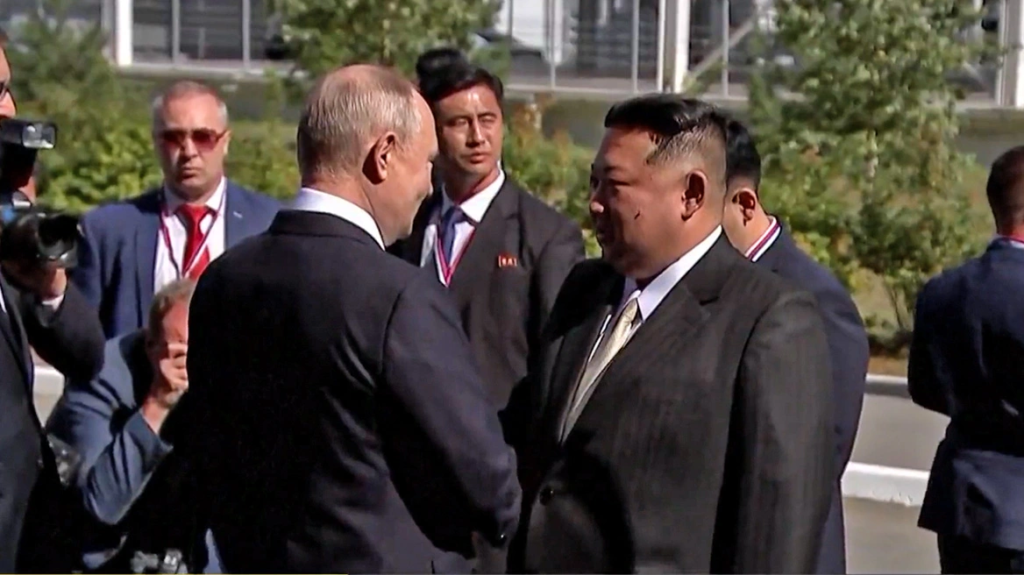 Συνάντηση Β.Πούτιν – Κιμ Γιονγκ Ουν: 40 δευτερόλεπτα διήρκησε η χειραψία τους – «Χαίρομαι που σε βλέπω» (βίντεο)