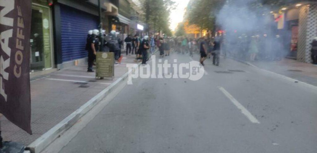 Επεισόδια σε συγκέντρωση πλημμυροπαθών στη Λάρισα – Χημικά και ξύλο (βίντεο)