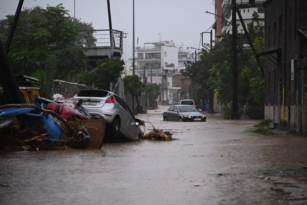 Χωρίς πόσιμο νερό για 9η μέρα ο Βόλος – Πάνω από 250 αυτοκίνητα έχουν καταστραφεί ή έχουν παρασυρθεί στη θάλασσα