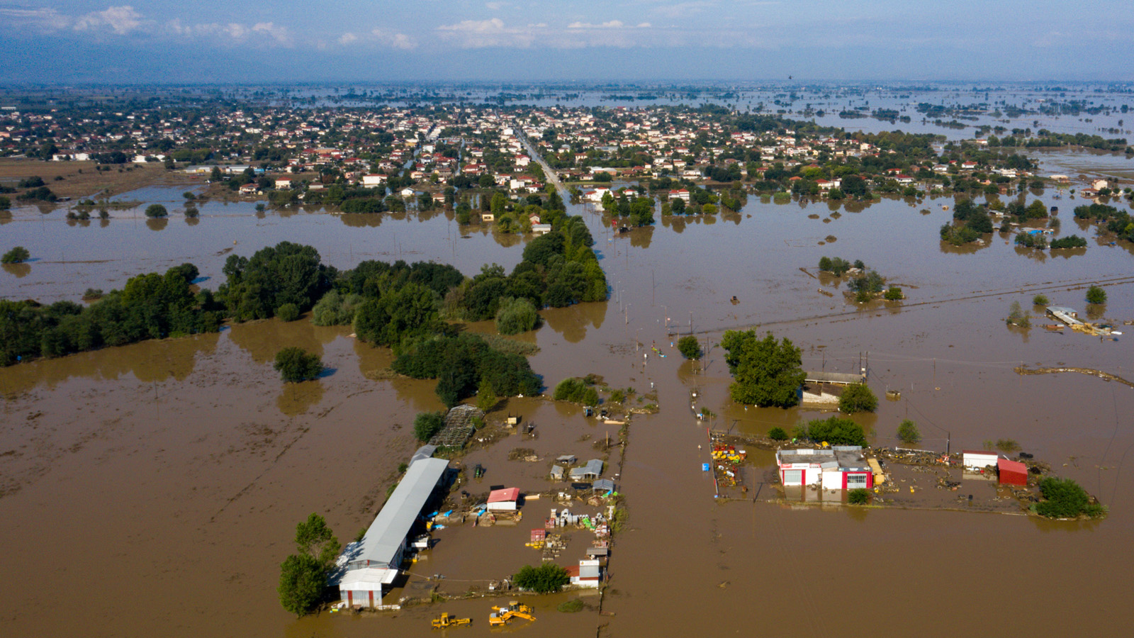 Κάτοικοι καταγγέλλουν: «Έσπασαν το ανάχωμα στο ποταμό Καλέντζη και πλημμύρησε ο Παλαμάς» – Μπαλάκι οι ευθύνες