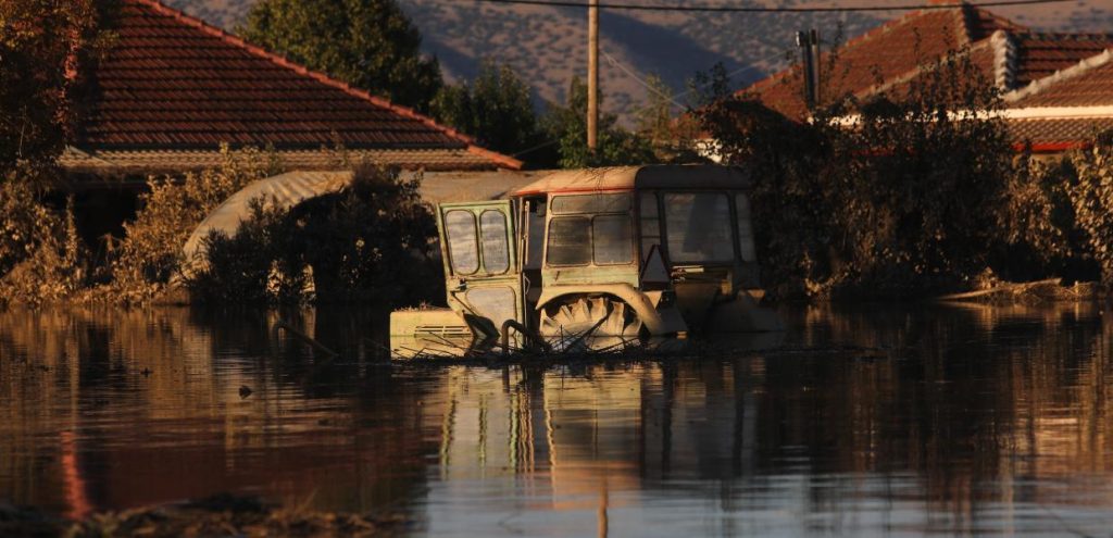 Κίνδυνος να υπερχειλίσει η λίμνη Κάρλα και να «πνίξει» τους νομούς Λάρισας και Μαγνησίας – Διακόπηκε η κυκλοφορία οχημάτων