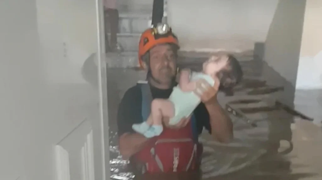Η κακοκαιρία «συνεχίζει» να απειλεί τη Θεσσαλία: Άντρας της ΕΜΑΚ βγάζει βρέφος από πλημμυρισμένο σπίτι (βίντεο)