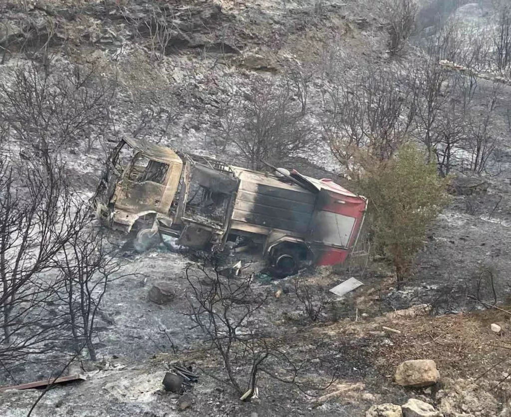 Κύπρος: Πυροσβεστικό όχημα έπεσε σε χαράδρα – Με κατάγματα ο τραυματίας (φωτό)