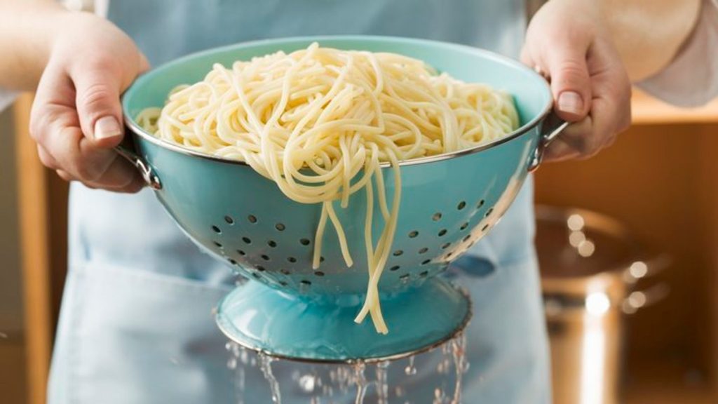 Πως πρέπει να σουρώνουμε τα μακαρόνια – Νεαρή δείχνει τον σωστό τρόπο και γίνεται viral