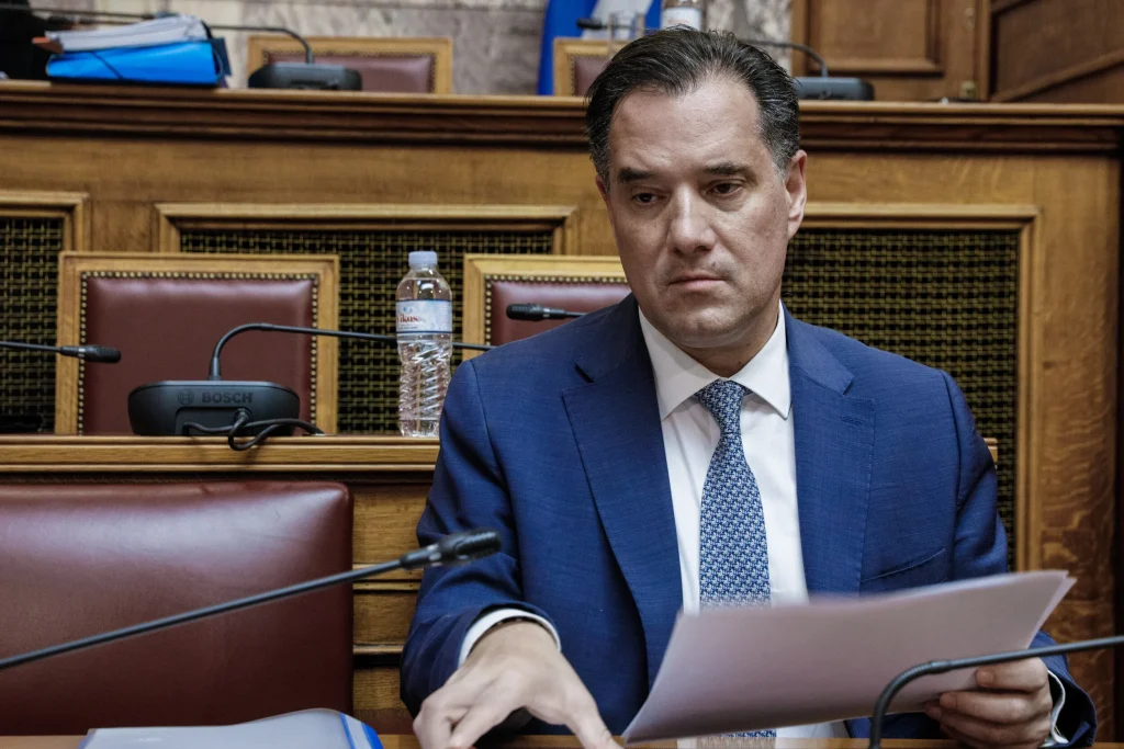 Ξέσπασαν σε γέλια στη ΝΔ: Ο Α.Γεωργιάδης κάθισε στα έδρανα του ΚΚΕ (βίντεο)