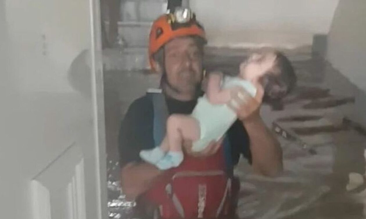 Κακοκαιρία: Συγκλονίζει η μητέρα του βρέφους που διασώθηκε από την ΕΜΑΚ – «Αυτοί οι άνθρωποι είναι οι σωτήρες μας»