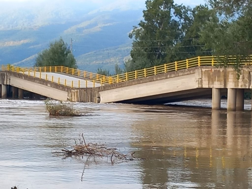 Κακοκαιρία Daniel: Κατέρρευσε η γέφυρα στον Παλαιόπυργο Λάρισας (φώτο)