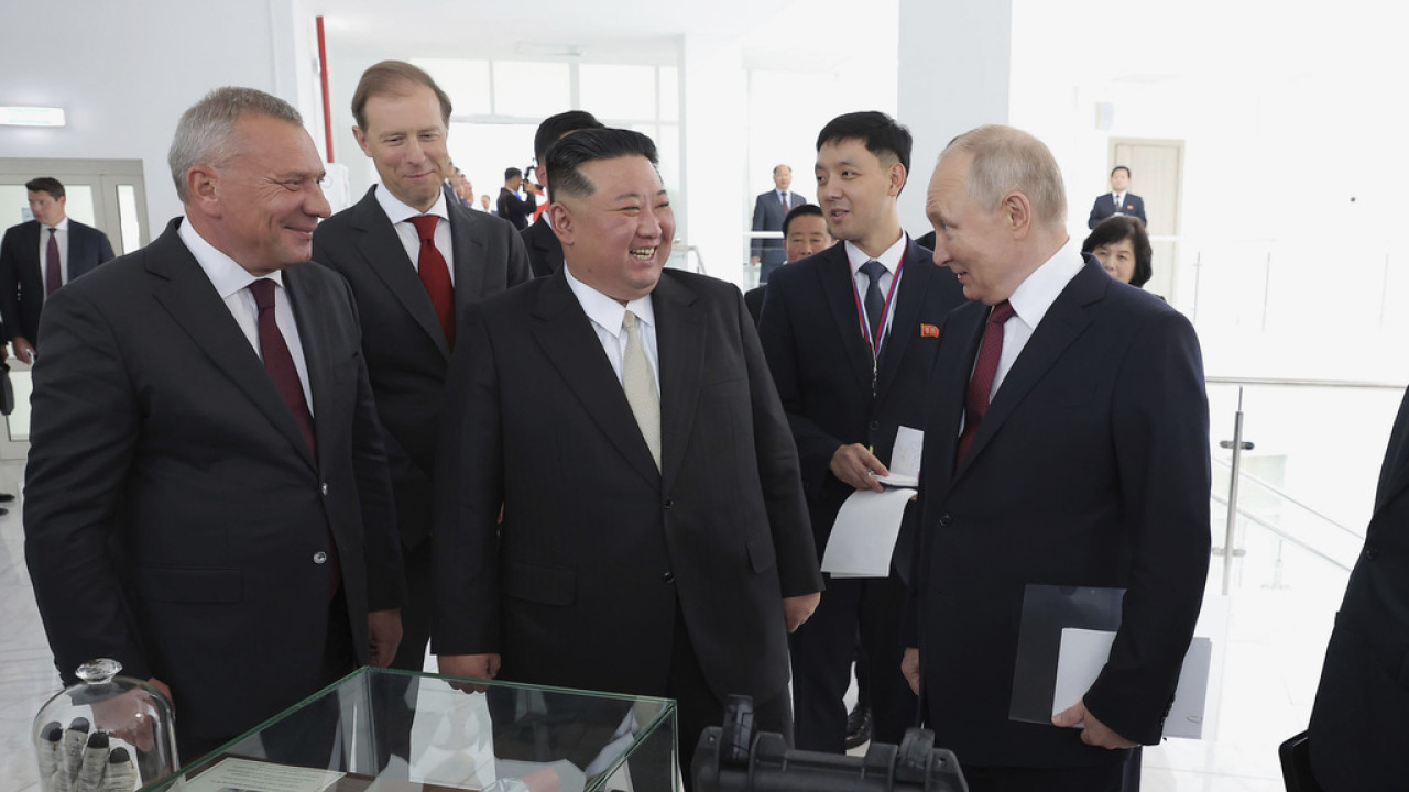 Ρωσία: Μέλη της ασφάλειας του Κιμ Γιονγκ Ουν απολύμαναν την καρέκλα στη συνάντηση του με τον Β.Πούτιν (Βίντεο)