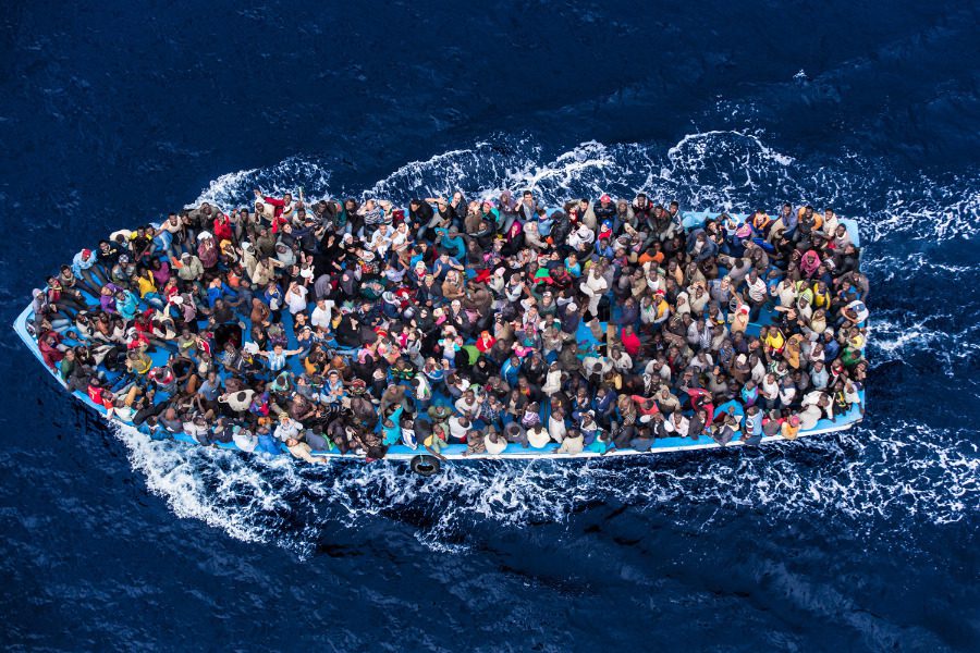Λαμπεντούζα: Η στιγμή που η ιταλική ακτοφυλακή «συνοδεύει» δεκάδες βάρκες με παράνομους μετανάστες από την Αφρική (βίντεο)