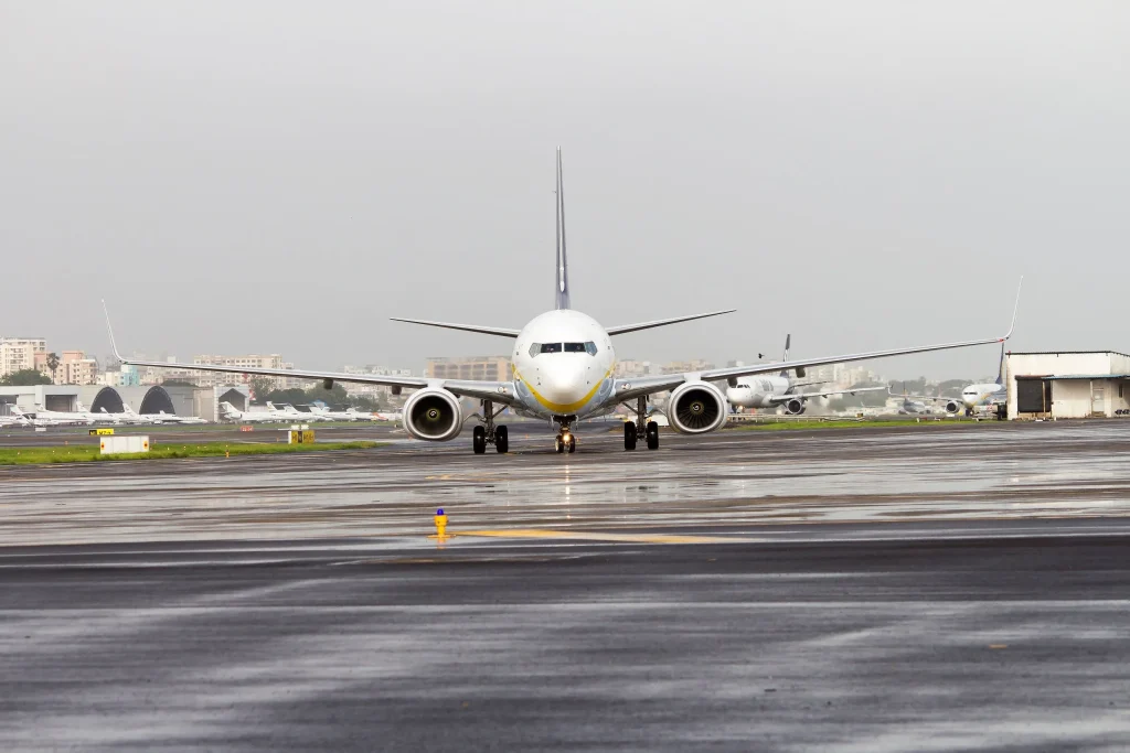 Ινδία: Συνετρίβη αεροσκάφος Learjet στο αεροδρόμιο της Βομβάης (βίντεο) (upd)