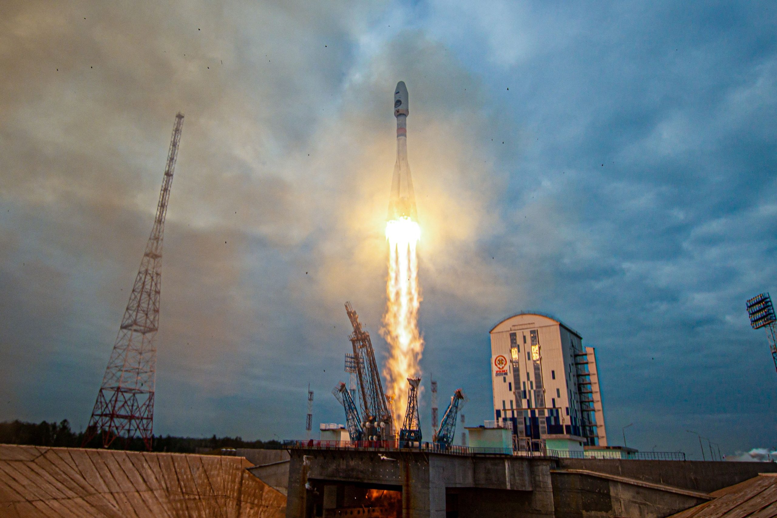 Εκτοξεύτηκε ο πύραυλος Soyuz – Μεταφέρει δύο Ρώσους και μια Αμερικανίδα (βίντεο)
