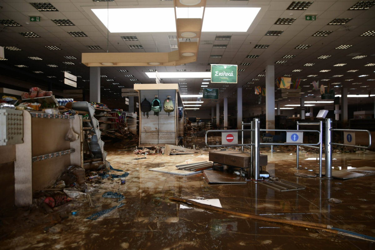Διέρρηξαν ΑΤΜ και χρηματοκιβώτιο από πλημμυρισμένο σούπερ μάρκετ στη Λάρισα