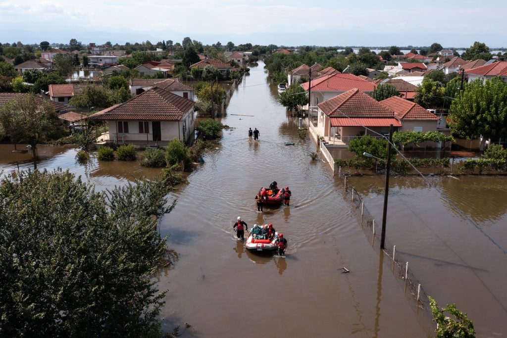 Μέχρι τις ακτές της Χαλκιδικής έφτασε η λάσπη από τις πλημμύρες στη Θεσσαλία (φώτο)