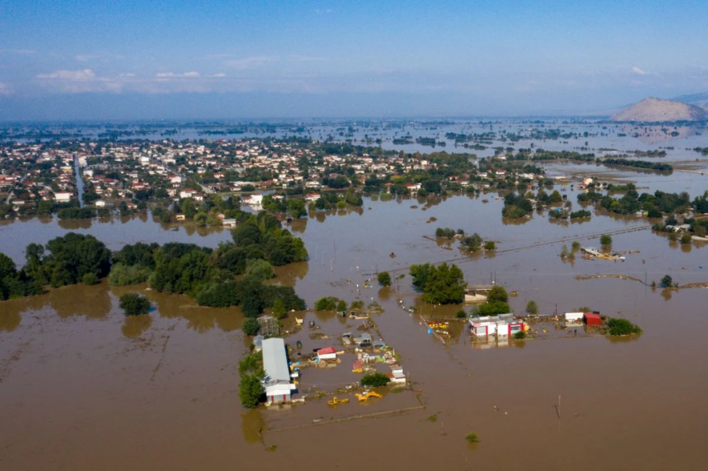 «Θαμμένο» κάτω από το νερό και τις λάσπες το χωριό Κεραμίδι στα Τρίκαλα – Οι κάτοικοι ζουν στα μαντριά (βίντεο)