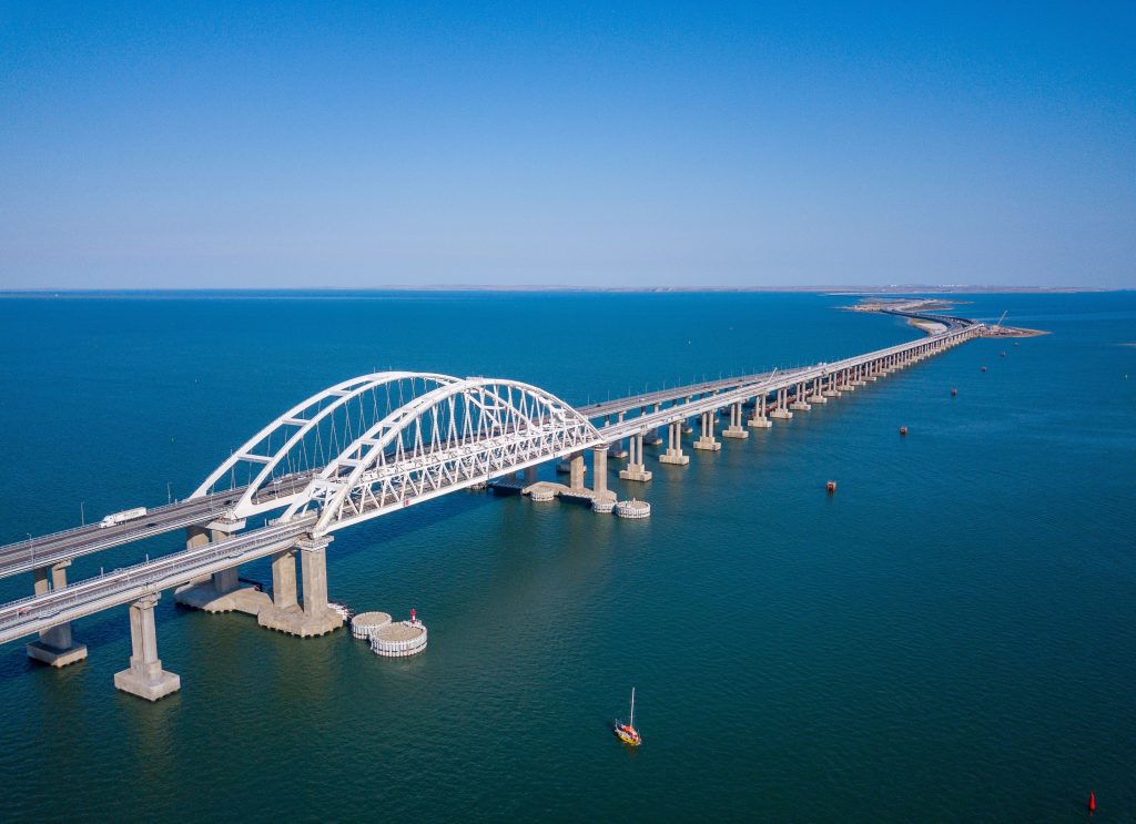 Αποκαταστάθηκε ολοκληρωτικά η γέφυρα της Κριμαίας μετά από εργασίες δύο μηνών (βίντεο)
