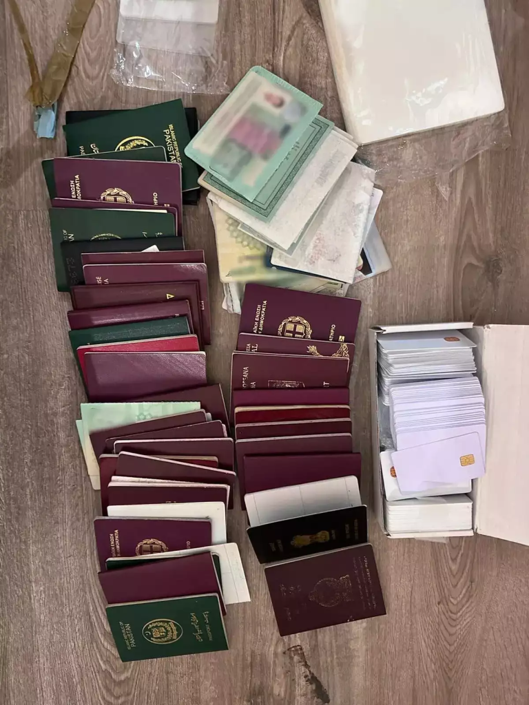 Εξαρθρώθηκε κύκλωμα που έφτιαχνε πλαστά διαβατήρια και άδειες παραμονής – Επτά συλλήψεις (φώτο-βίντεο)