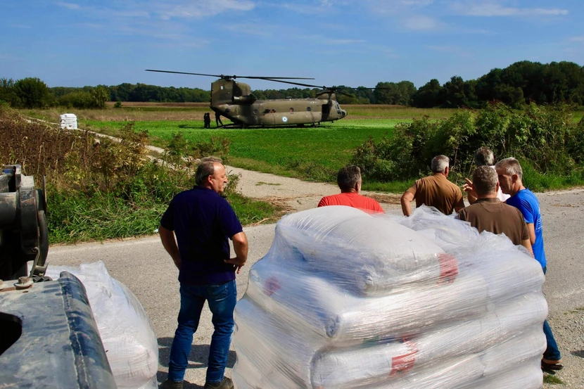 Λάρισα: Με ελικόπτερο Σινούκ η μεταφορά τροφίμων και ζωοτροφών σε αποκλεισμένους κτηνοτρόφους (φωτο)