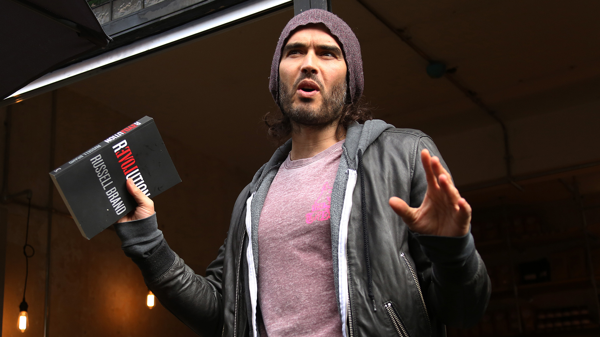 Ράσελ Μπραντ: Τέσσερις γυναίκες τον κατηγορούν για σεξουαλικές επιθέσεις – «Ήμουν πολυγαμικός, όχι κακοποιητικός»