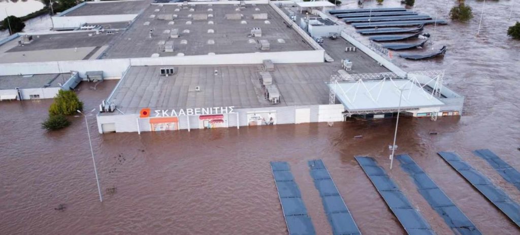 Ληστές με… φαντασία:  Μπήκαν στο πλημμυρισμένο σούπερ μάρκετ «Σκλαβενίτης» στην Λάρισα και έκλεψαν το ATM!