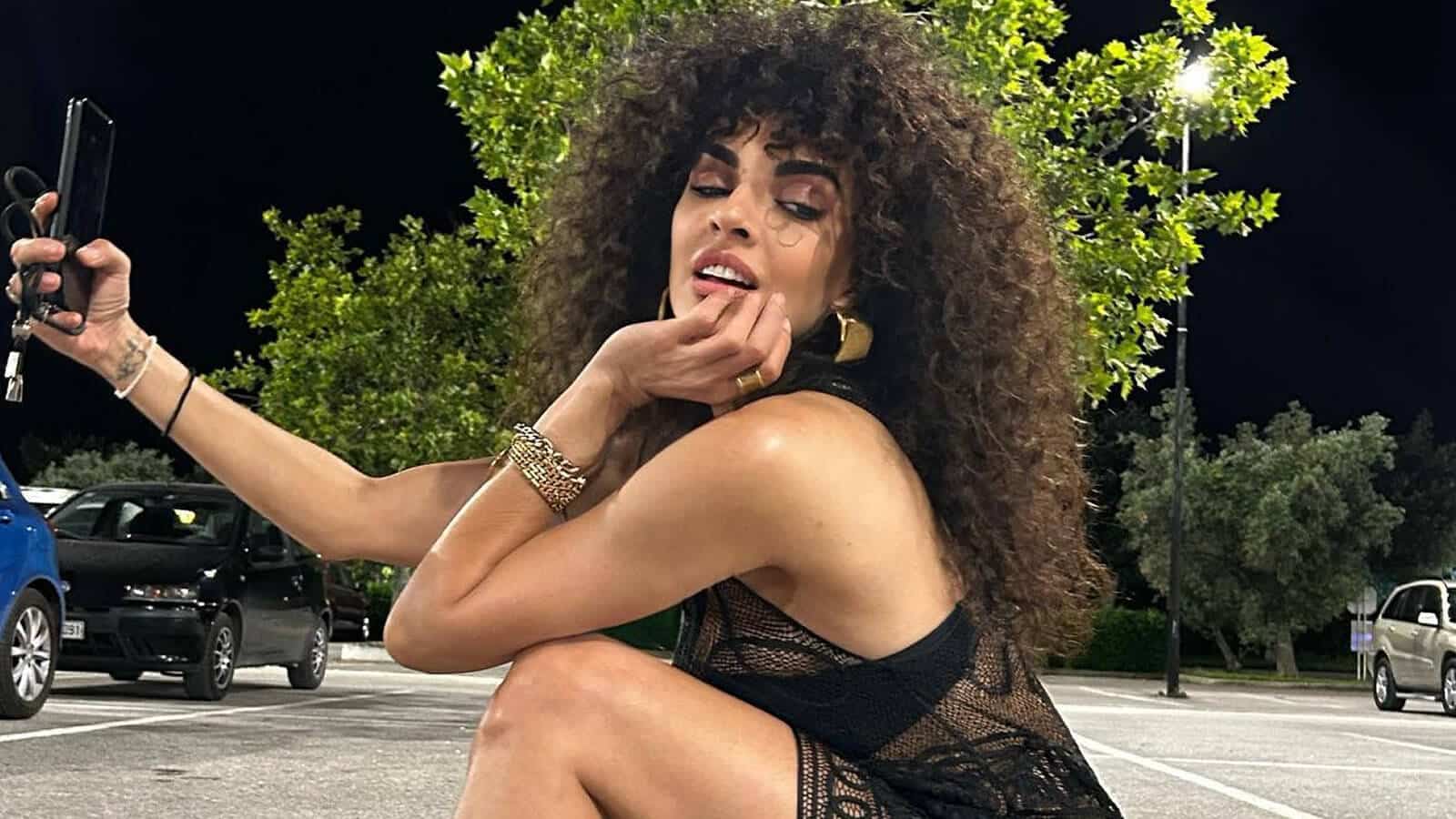 Μαρία Σολωμού: Ποζάρει με λευκό μπικίνι και μας δείχνει το ντεκολτέ της (φωτό)