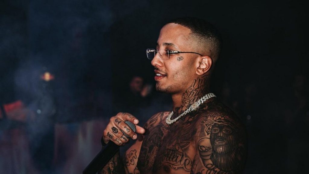 Άγριο ξύλο σε συναυλία του Light στον Άλιμο με μπουνιές και κλωτσιές – «Μην πετάτε ποτήρια» φώναζε ο τράπερ (βίντεο)