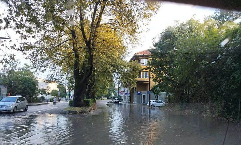 Ιωάννινα: Έβρεξε για μισή ώρα και οι δρόμοι έγιναν «ποτάμια» (φωτο)
