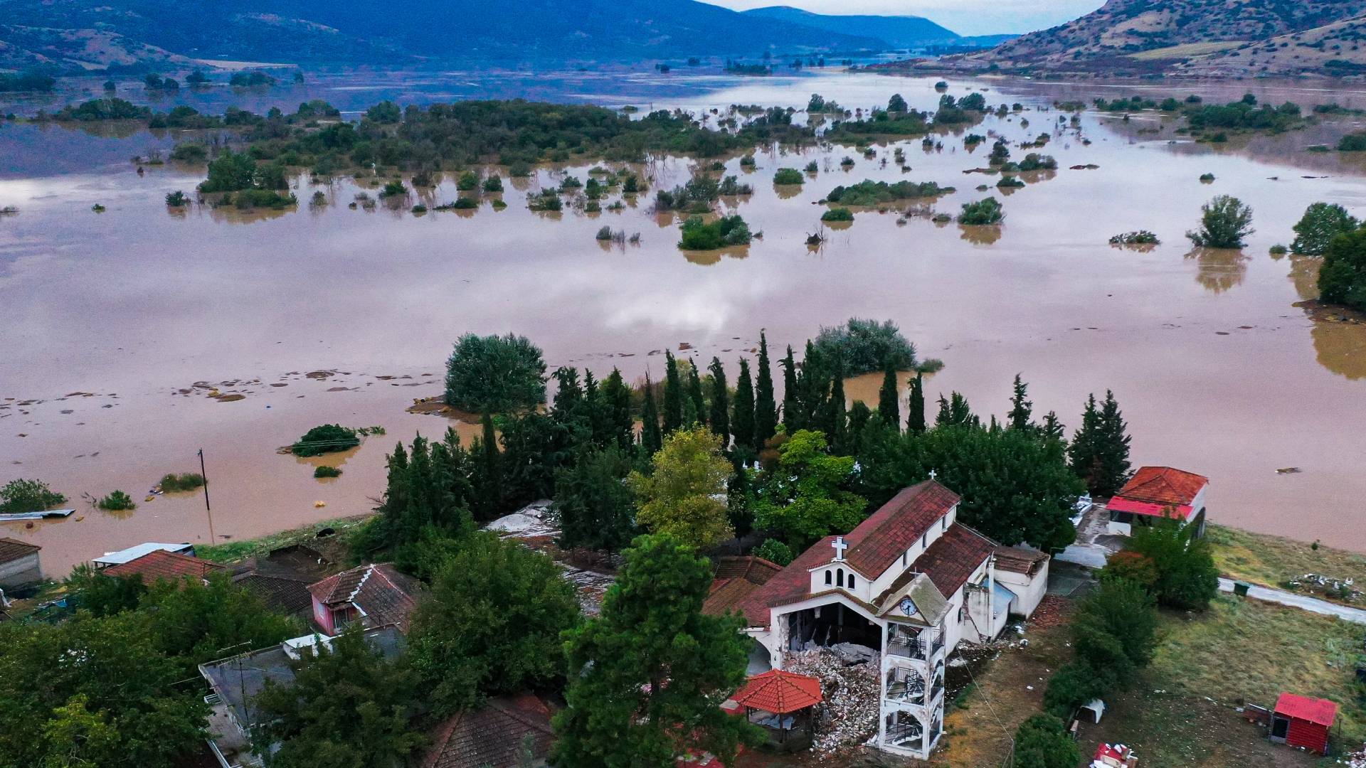 Υγειονομική «βόμβα» στη Θεσσαλία: «Μάχη» με το χρόνο για να απομακρυνθούν τα νεκρά ζώα – «Είμαστε μόνοι μας»