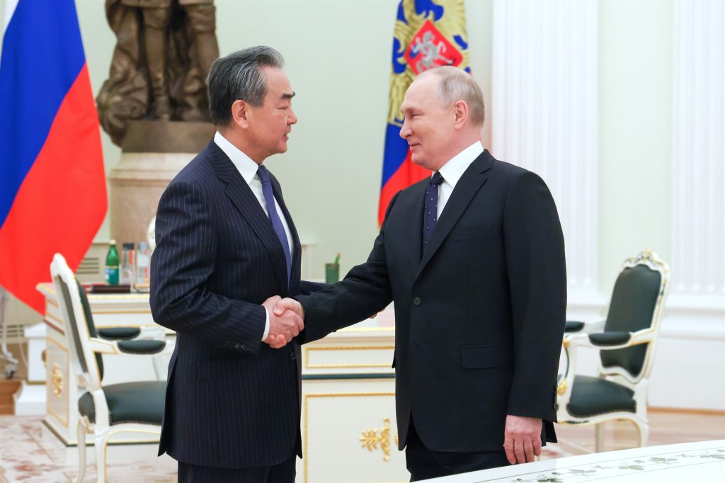 Κινέζος ΥΠΕΞ: «Η συνεργασία είναι σημαντική – Θα συμβάλουμε στη διαμόρφωση ενός πολυπολικού κόσμου με τη Ρωσία»