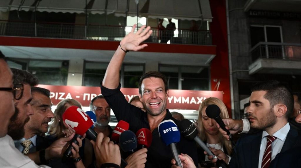 Le Monde για Σ.Κασσελάκη: «O πρώην τραπεζίτης στην κούρσα διαδοχής του Α.Τσίπρα»