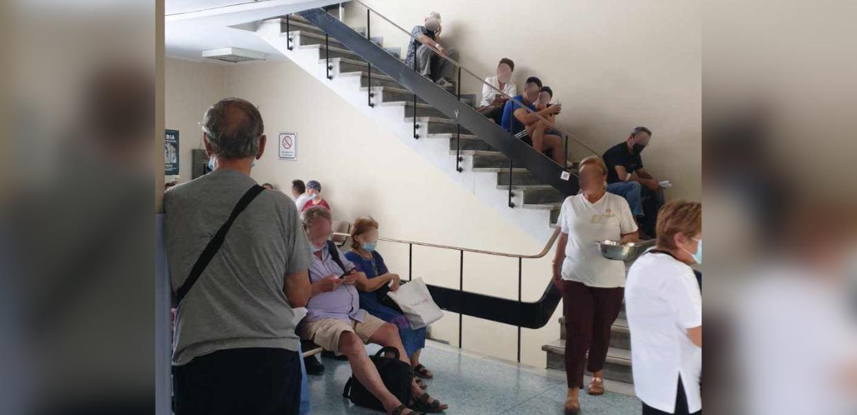 Ντροπιαστικές εικόνες στο νοσοκομείο «Μεταξά»: Ασθενείς κάθονται στα σκαλιά και περιμένουν για χημειοθεραπεία (φωτό)