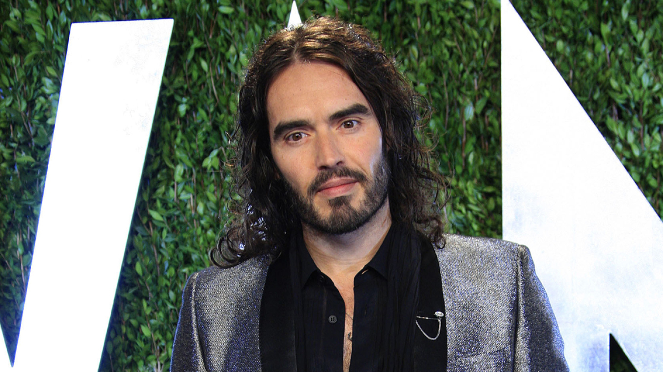 Υπόθεση Ράσελ Μπραντ: Τι αποκάλυψε γυναίκα που τον κατήγγειλε για βιασμό – «Με πίεσε με το μόριό του»