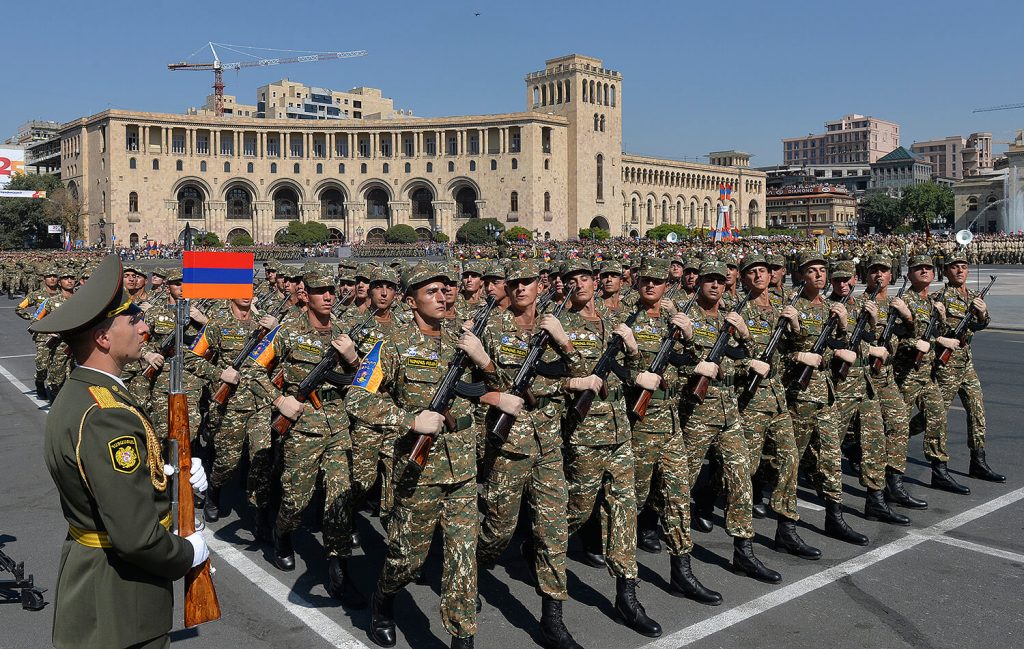 Αρμενία: Έξω από το προεδρικό μέγαρο οι πολίτες, ζητούν αντίδραση κατά των Αζέρων – Για «πραξικόπημα» μιλά ο Ν.Πασινιάν