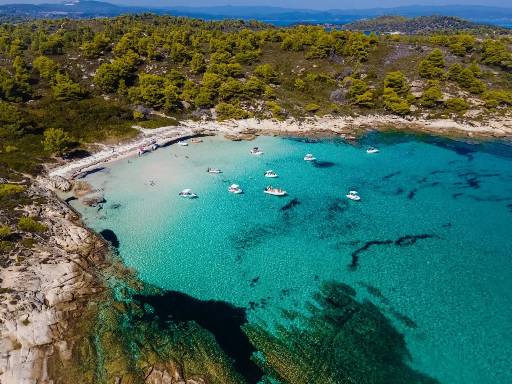 Διάπορος: Το νησί με τα ζεστά νερά που μπορείτε να κολυμπήσετε όλο το χρόνο