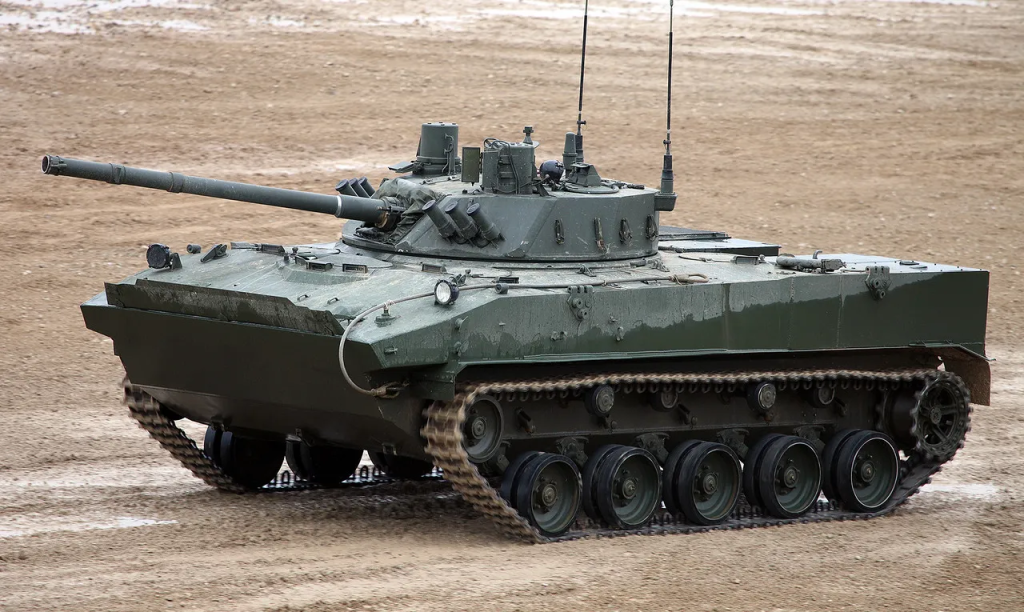 Ρωσικό ΤΟΜΑ BMD-4M θερίζει κυριολεκτικά ολόκληρη γραμμή ουκρανικών οχυρώσεων (βίντεο)