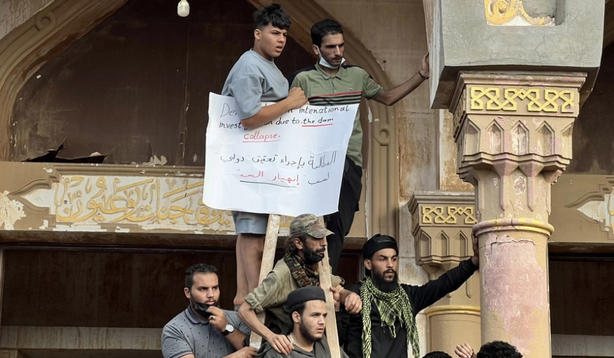 Λιβύη: «Βράζει» η Ντέρνα για τους νεκρούς από τις πλημμύρες – Διαδηλωτές πυρπόλησαν το σπίτι του δημάρχου (βίντεο)