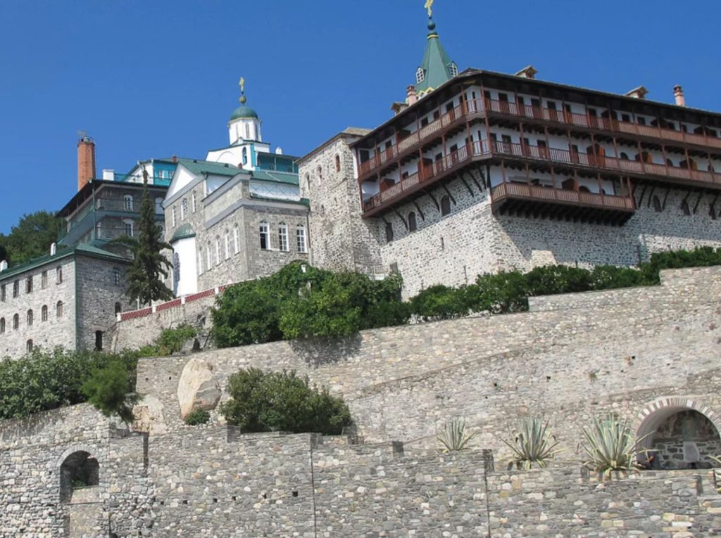 Άγιο Όρος: Ελεύθερος αφέθηκε ο Ρουμάνος μοναχός που ξυλοκόπησε άλλο μοναχό