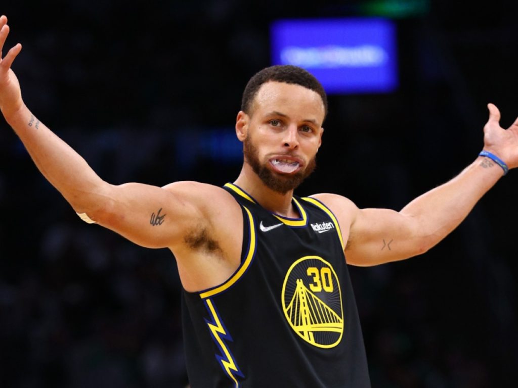Απίθανος Στεφ Κάρι: Ευστοχεί σε όλα τα τρίποντα για πέντε λεπτά – Δείτε βίντεο