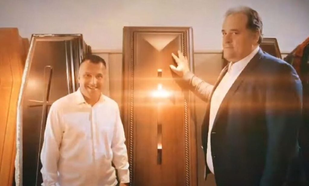 Επικό προεκλογικό σποτ με υποψήφιο περιφερειακό σύμβουλο στο γραφείο τελετών «Μπαπούλας»