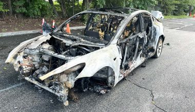 Tesla «άρπαξε» φωτιά μετά από σύγκρουση στην μέση αυτοκινητόδρομου