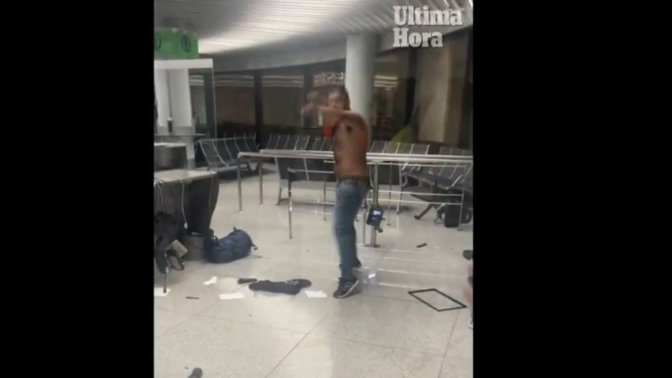 Έχασε τη πτήση του και τα «έσπασε» – Επιβάτης προκάλεσε πανικό σε αεροδρόμιο στην Ισπανία (βίντεο)