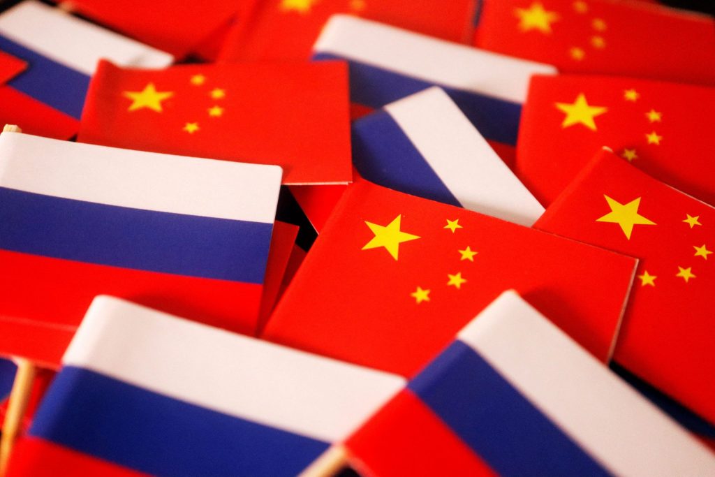 Στη Ρωσία ο Κινέζος ΥΠΕΞ: «Το Πεκίνο και η Μόσχα οφείλουν να ενισχύσουν την συνεργασία τους»