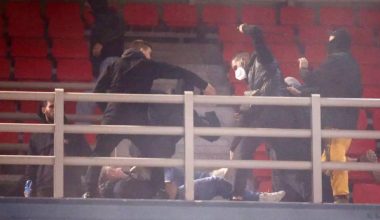Στην  ανακρίτρια οκτώ νεαροί για επίθεση σε οπαδούς του Άρη στην Θεσσαλονίκη – Ο ένας βρισκόταν σε κώμα
