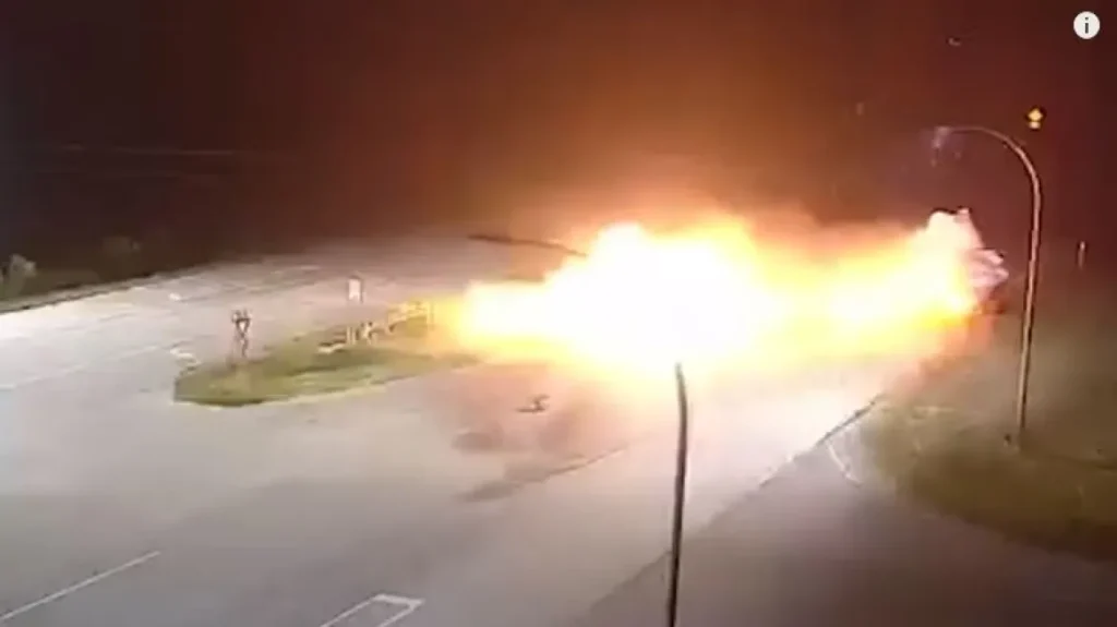 ΗΠΑ: Τρομακτική σύγκρουση αυτοκινήτου με φορτηγό – Έπιασε φωτιά αλλά ο οδηγός του επέζησε (βίντεο)