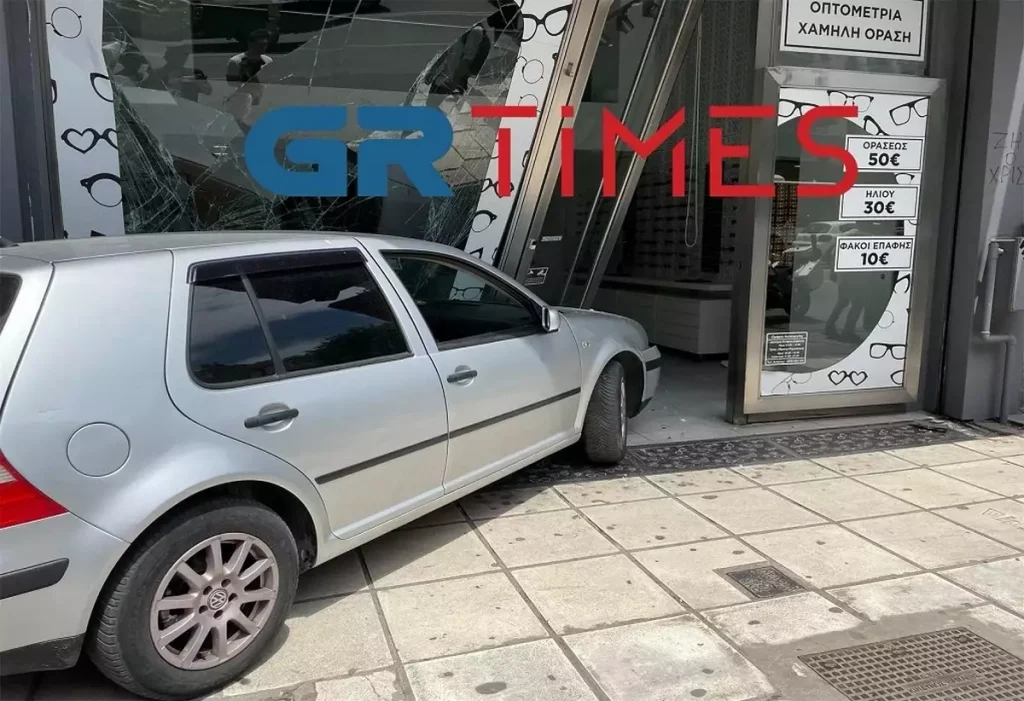 Θεσσαλονίκη: Αυτοκίνητο κατέληξε σε ιχθυοπωλείο μετά από σφοδρή σύγκρουση
