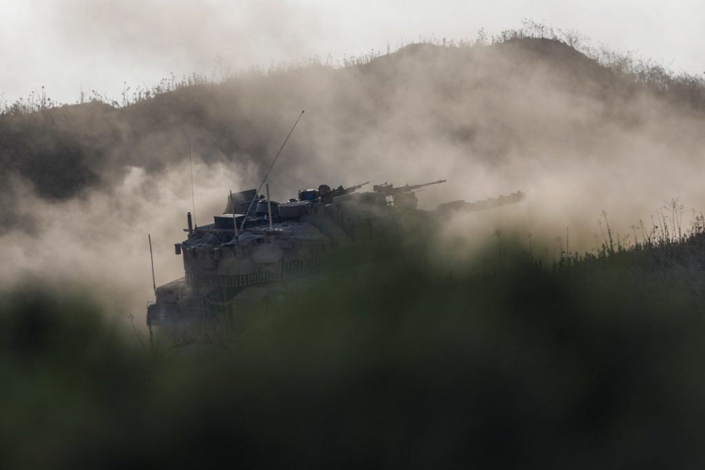 Ο ισραηλινός στρατός πλήττει θέσεις της Χαμάς στη Λωρίδα της Γάζας με drone και άρματα