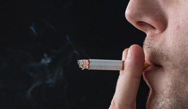 Ο Ρ.Σούνακ σχεδιάζει «να απαγορεύσει το κάπνισμα» στις νέες γενιές της Βρετανίας