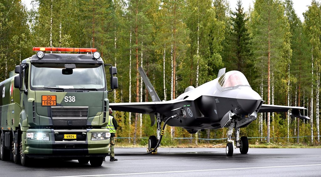 Φινλανδία: Η στιγμή που δύο νορβηγικά F-35 προσγειώνονται σε αυτοκινητόδρομο για να ανεφοδιαστούν