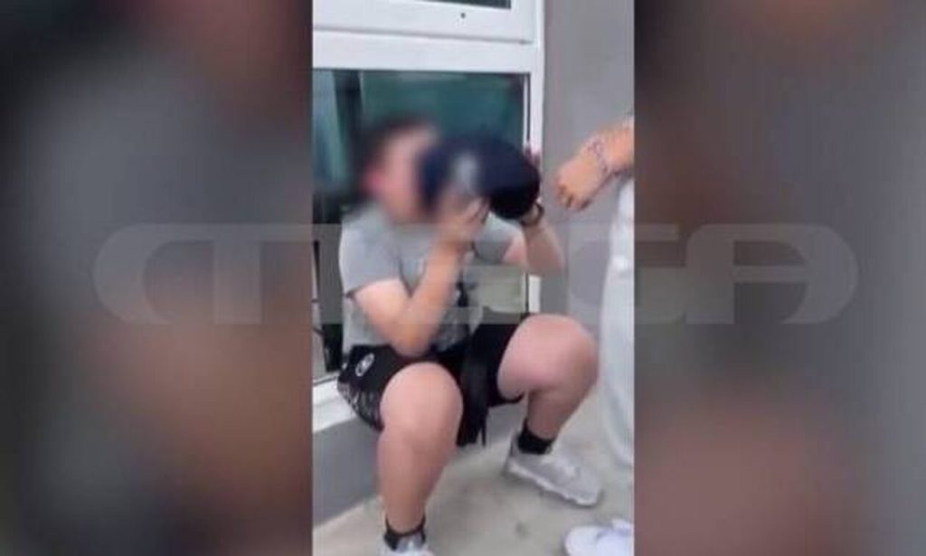 Άγριος ξυλοδαρμός στο Ηράκλειο: 15χρονη ξυλοφόρτωσε ανήλικο – Βίντεο ντοκουμέντο
