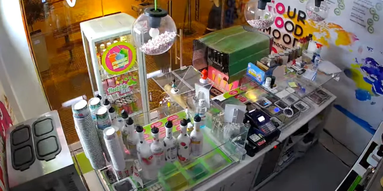 Θεσσαλονίκη: Η στιγμή που διαρρήκτης αδειάζει ταμείο καταστήματος μέσα σε δευτερόλεπτα (βίντεο)