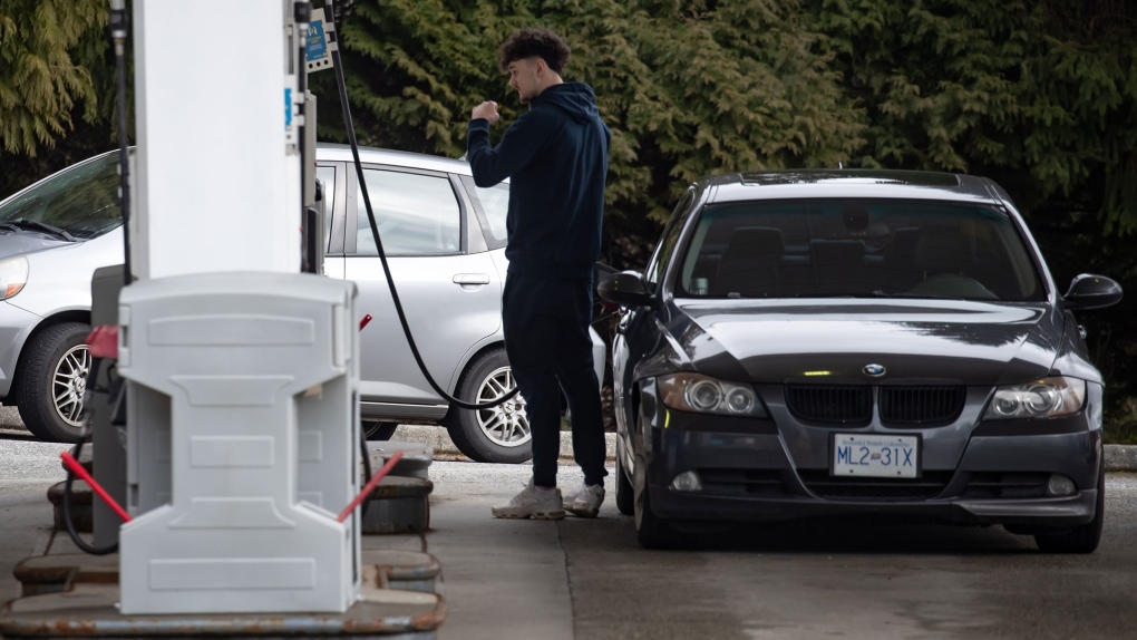 Γεμίζει αμέριμνος το ντεπόζιτο του αυτοκινήτου του και μασκοφόροι τον χτυπούν και του το κλέβουν (βίντεο)